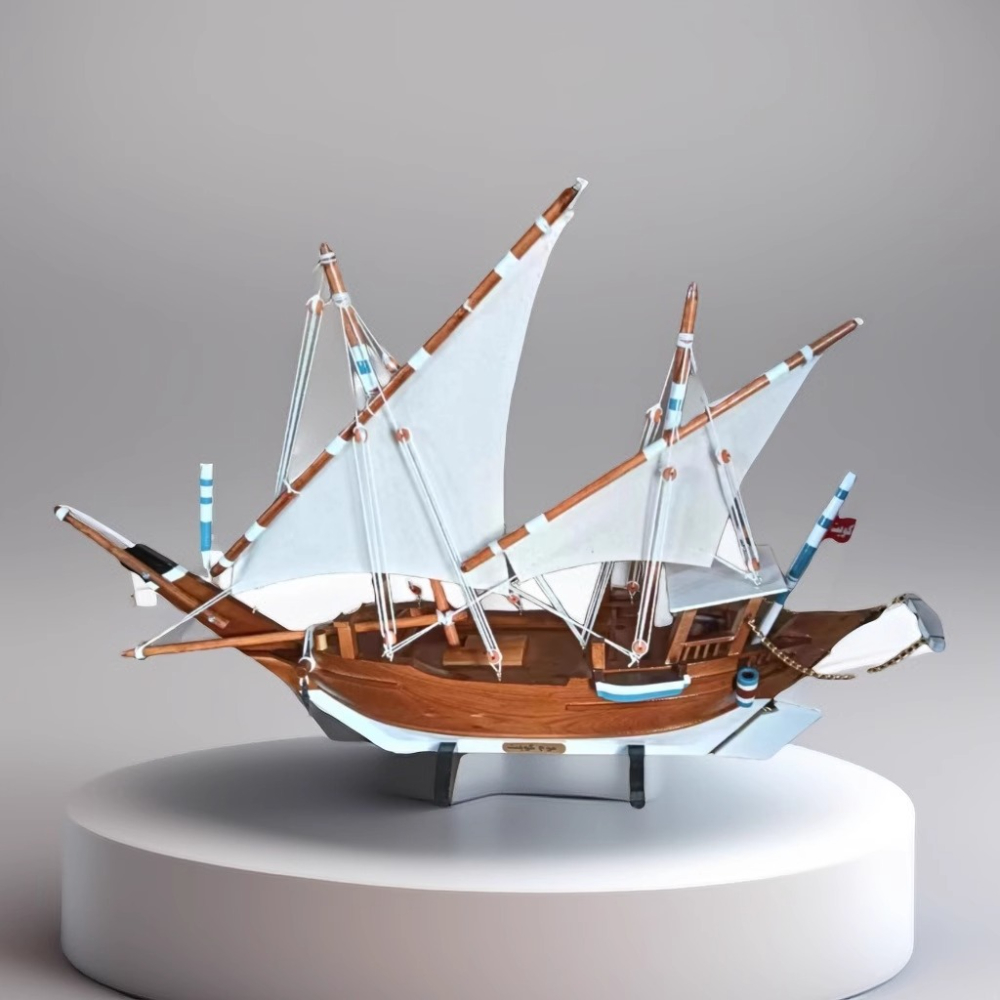 Wooden Sailboat Ornament Simul - Home Decor Simulator recension och pris